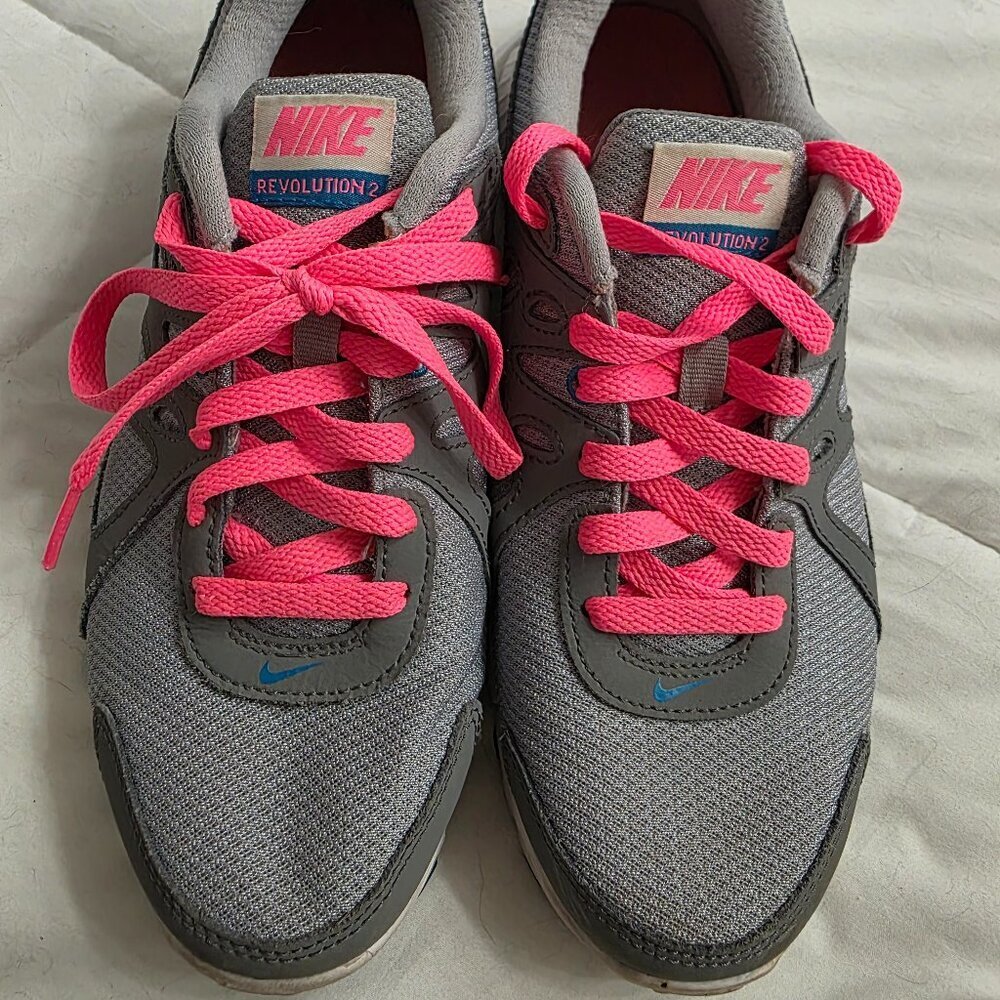 Nike Women’s Revolution 2 Athletic Shoes Size 9 Gray with‎ Pink Laces